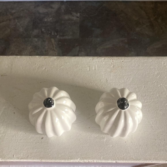 NWT- Set of 2- White Pearl Glazed Porcelain Pumpkin Decorations - Picture 6 of 12